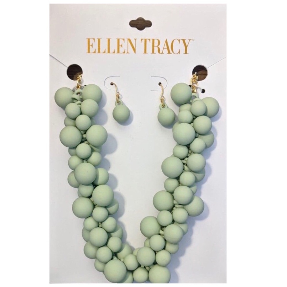 ELLEN TRACY Statement necklace